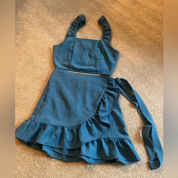 Pink Lily two piece blue skirt and crop top set - Picture 1 of 5